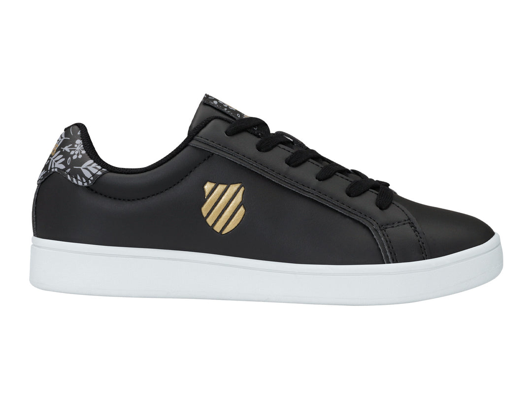 Tenis K-Swiss Bonnet color negro con suela blanca y detalle floral en el talón.