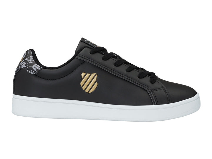 Tenis K-Swiss Bonnet color negro con suela blanca y detalle floral en el talón.