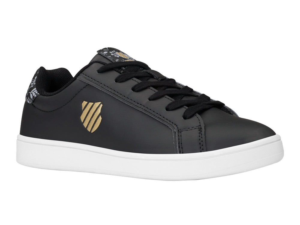 Tenis K-Swiss Bonnet color negro con suela blanca y detalle floral en el talón.