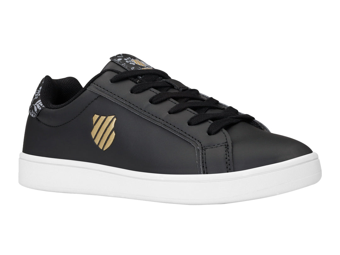 Tenis K-Swiss Bonnet color negro con suela blanca y detalle floral en el talón.