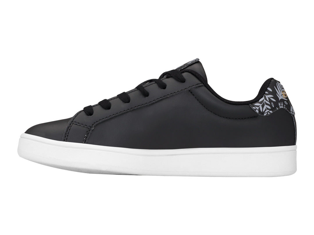 Tenis K-Swiss Bonnet color negro con suela blanca y detalle floral en el talón.