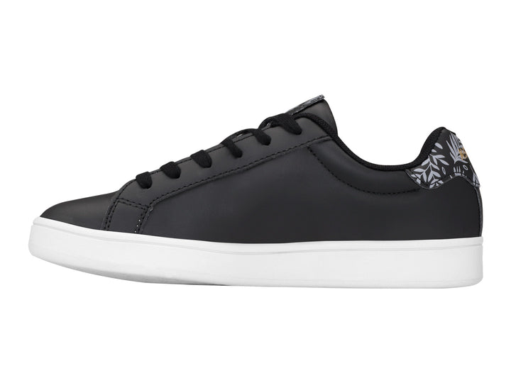 Tenis K-Swiss Bonnet color negro con suela blanca y detalle floral en el talón.