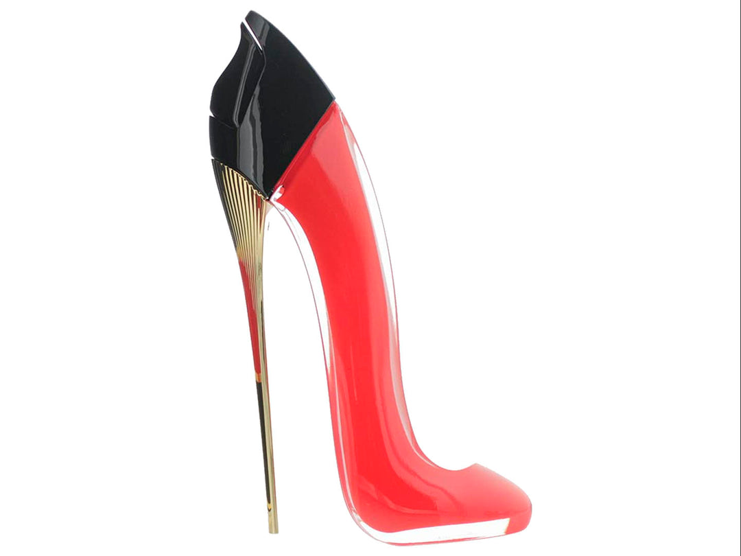 Perfume Carolina Herrera Very Good Girl en frasco con forma de zapato rojo y su caja negra con detalles dorados.