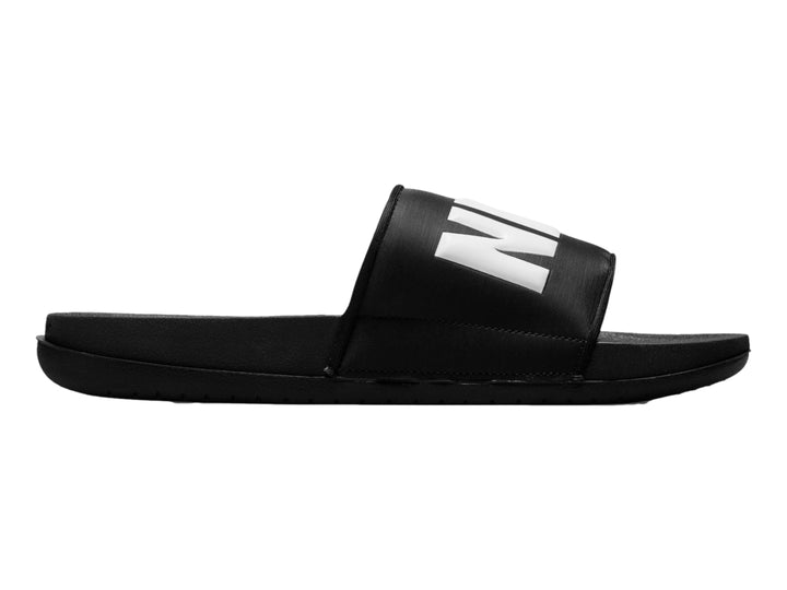 Sandalia Nike Offcourt Slide de color negro con detalle blanco en la correa.
