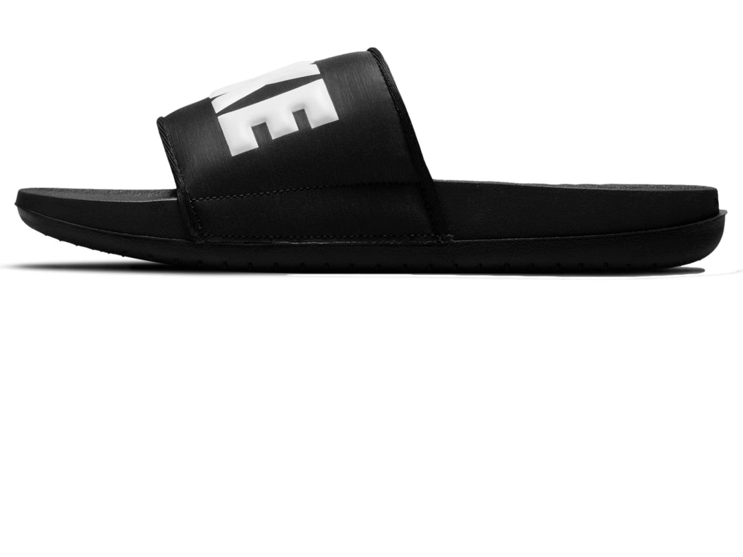 Sandalia Nike Offcourt Slide de color negro con detalle blanco en la correa.