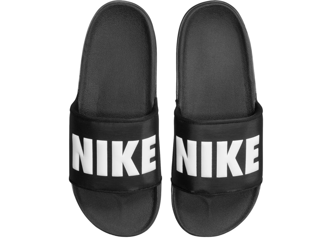 Sandalia Nike Offcourt Slide de color negro con detalle blanco en la correa.