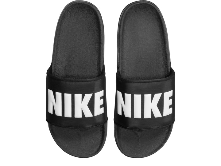 Sandalia Nike Offcourt Slide de color negro con detalle blanco en la correa.