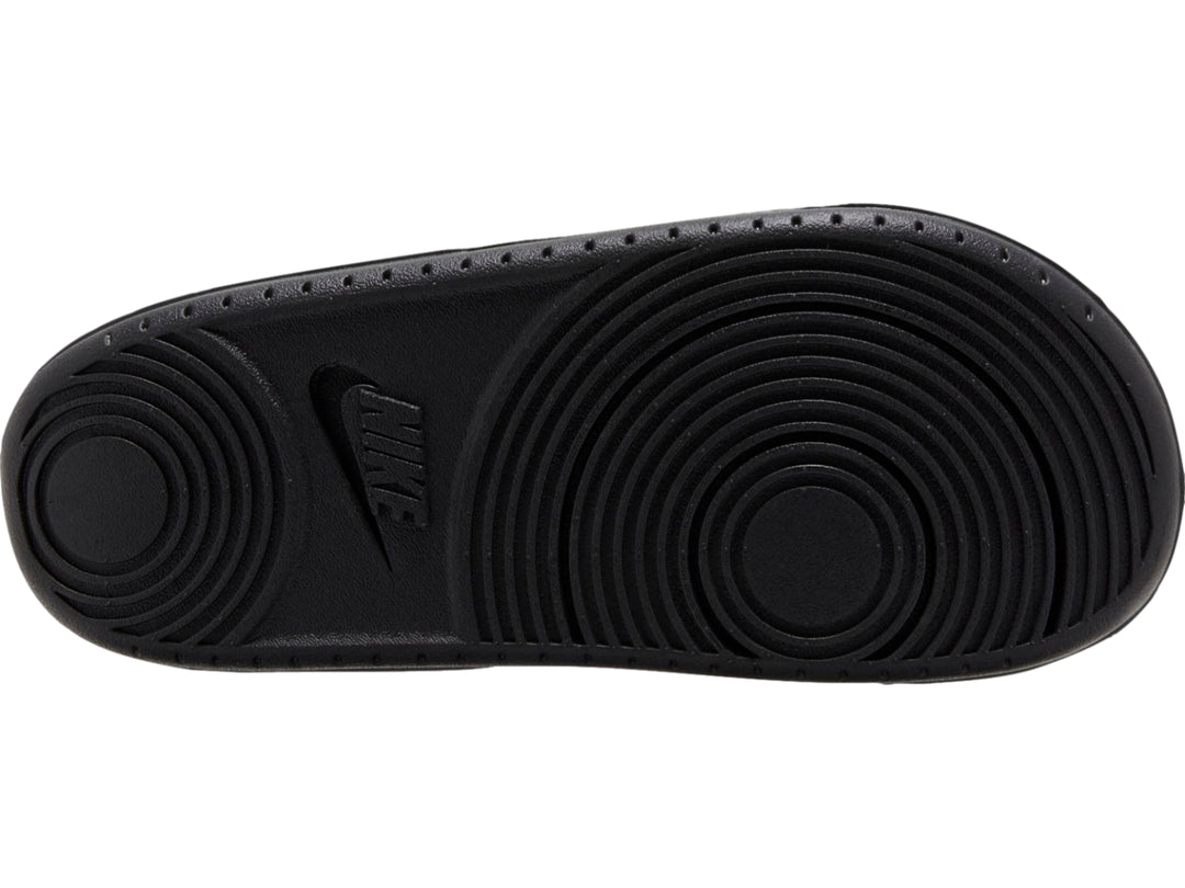 Sandalia Nike Offcourt Slide de color negro con detalle blanco en la correa.
