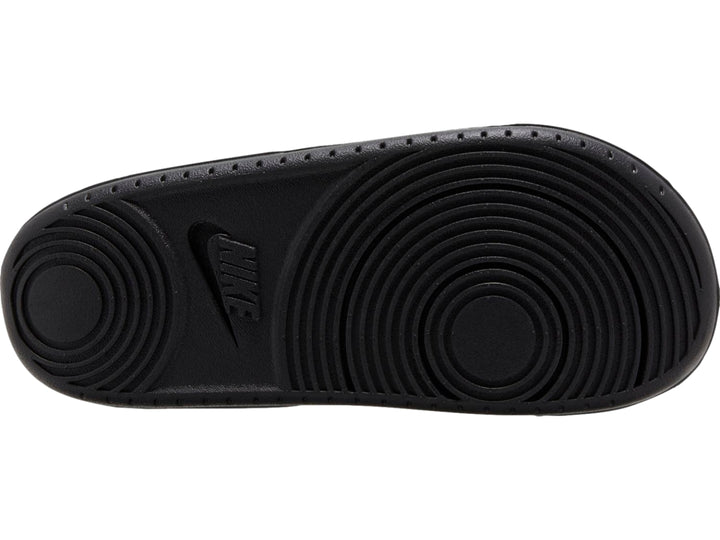 Sandalia Nike Offcourt Slide de color negro con detalle blanco en la correa.