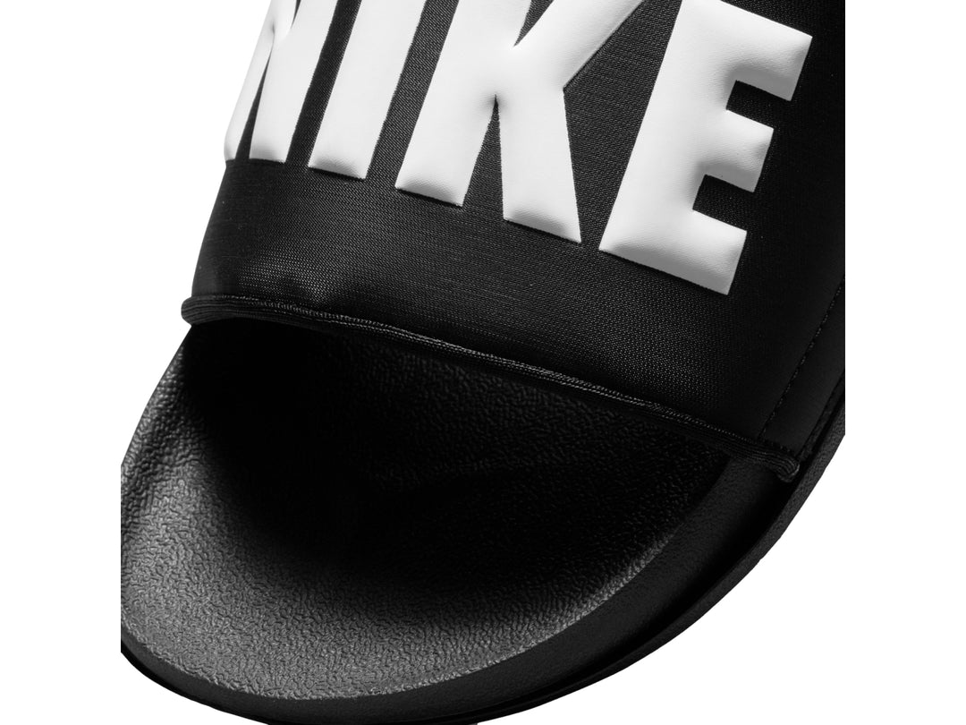 Sandalia Nike Offcourt Slide de color negro con detalle blanco en la correa.