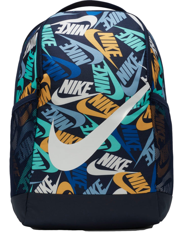 Mochila Nike con estampado de logotipos en colores azul, amarillo y blanco sobre fondo azul marino.