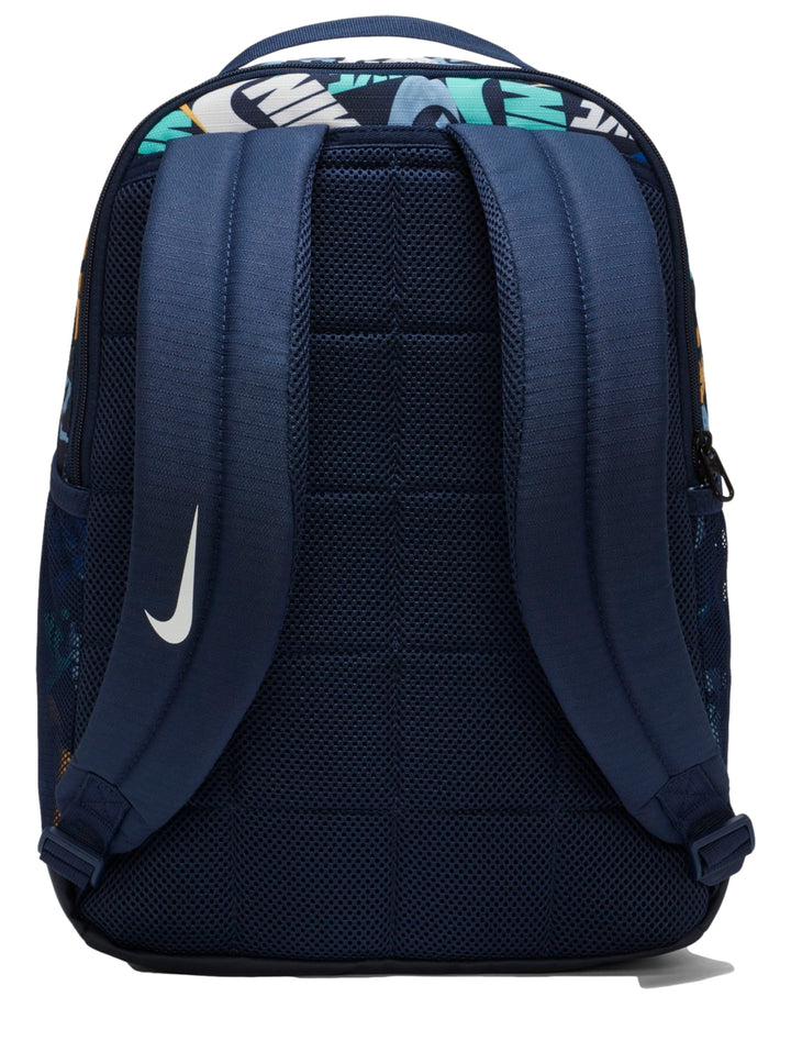 Mochila Nike con estampado de logotipos en colores azul, amarillo y blanco sobre fondo azul marino.