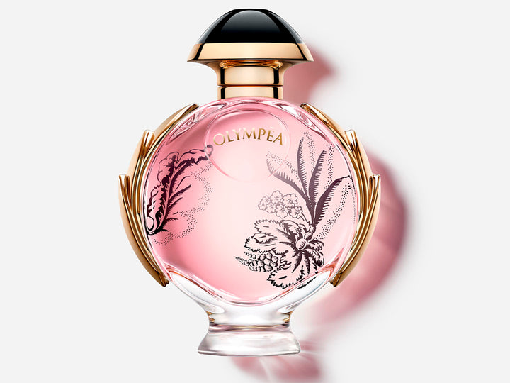 Frasco y caja de perfume Paco Rabanne Olympea Blossom en color rosa con detalles dorados y motivos florales.