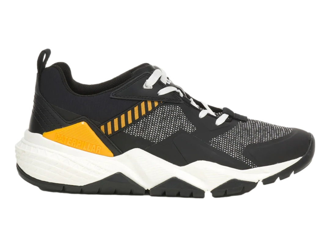 Tenis Caterpillar color negro con detalles en amarillo y suela blanca robusta.