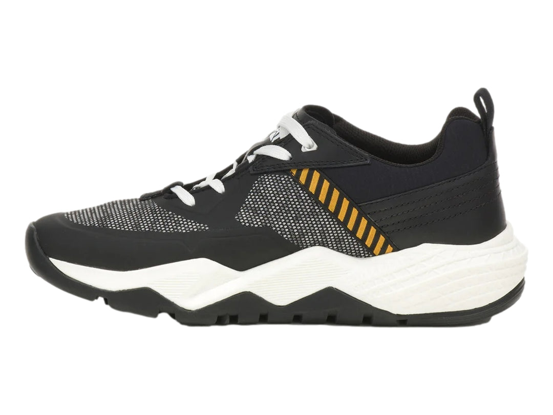 Tenis Caterpillar color negro con detalles en amarillo y suela blanca robusta.