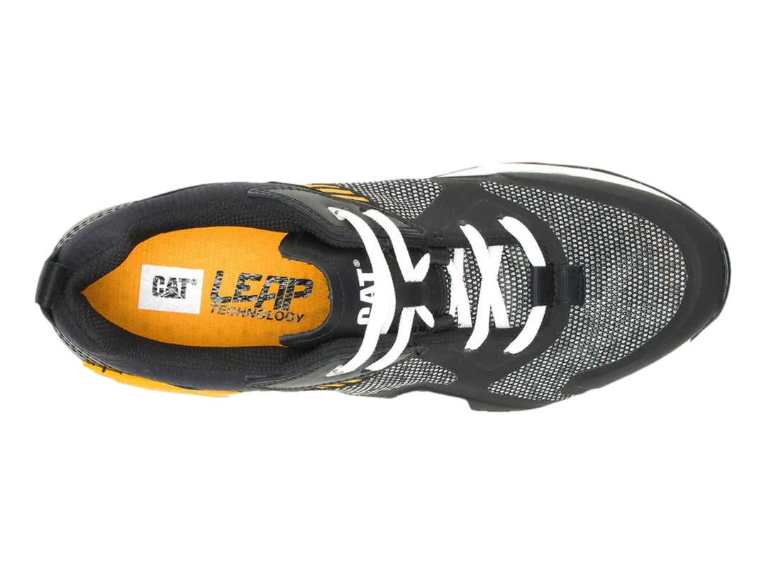 Tenis Caterpillar color negro con detalles en amarillo y suela blanca robusta.