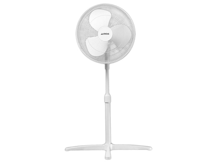 Ventilador de pedestal color blanco marca AIRON con rejilla circular y base estable.