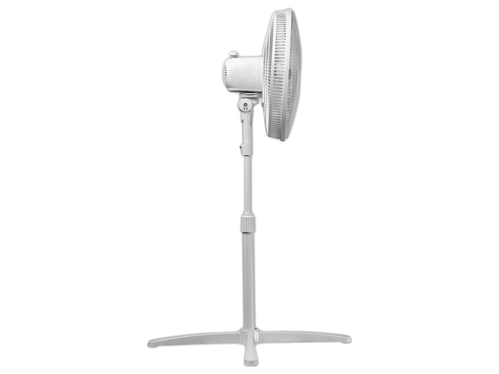 Ventilador de pedestal color blanco marca AIRON con rejilla circular y base estable.