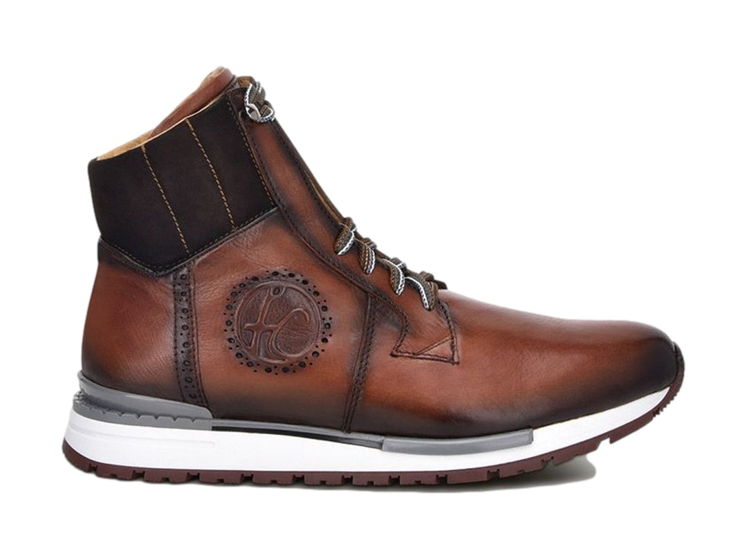 Bota de cuero color café almendra con suela blanca y gris para hombre.