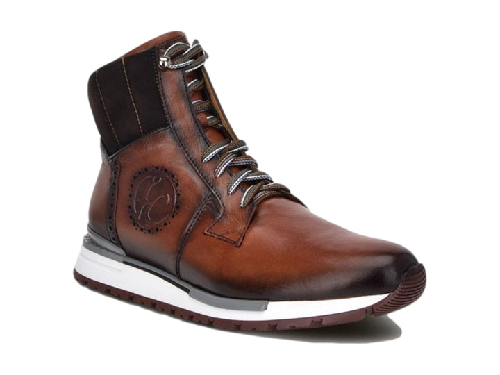 Bota de cuero color café almendra con suela blanca y gris para hombre.