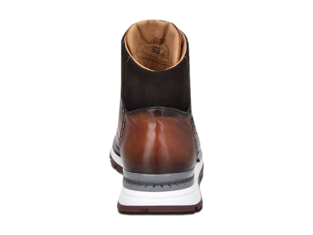 Bota de cuero color café almendra con suela blanca y gris para hombre.