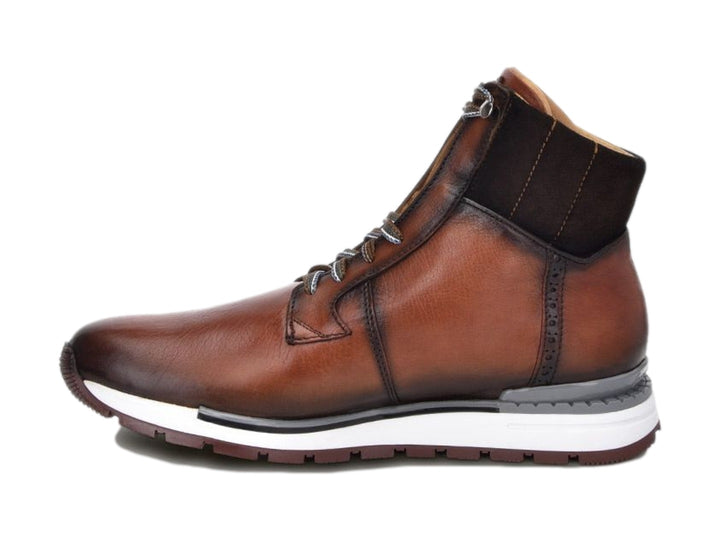 Bota de cuero color café almendra con suela blanca y gris para hombre.