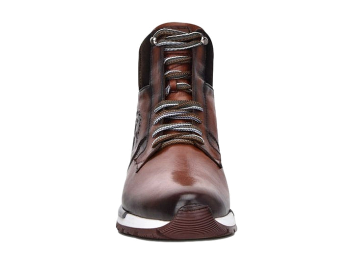 Bota de cuero color café almendra con suela blanca y gris para hombre.