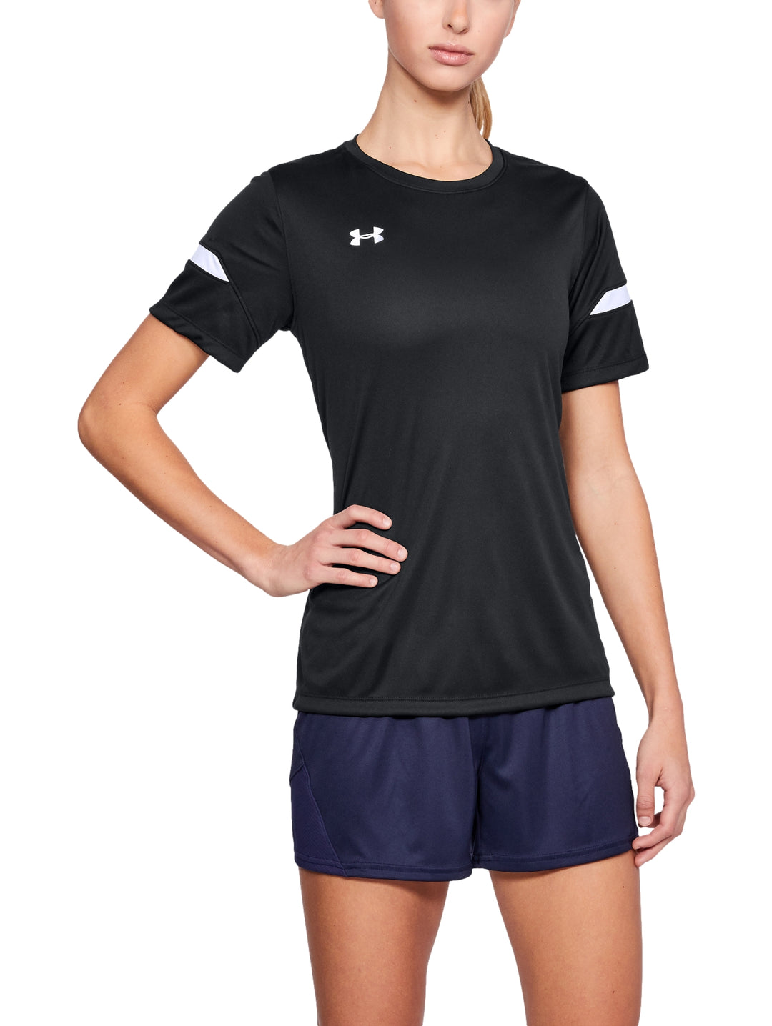 Playera deportiva Under Armour de color negro con detalles blancos en las mangas para mujer.