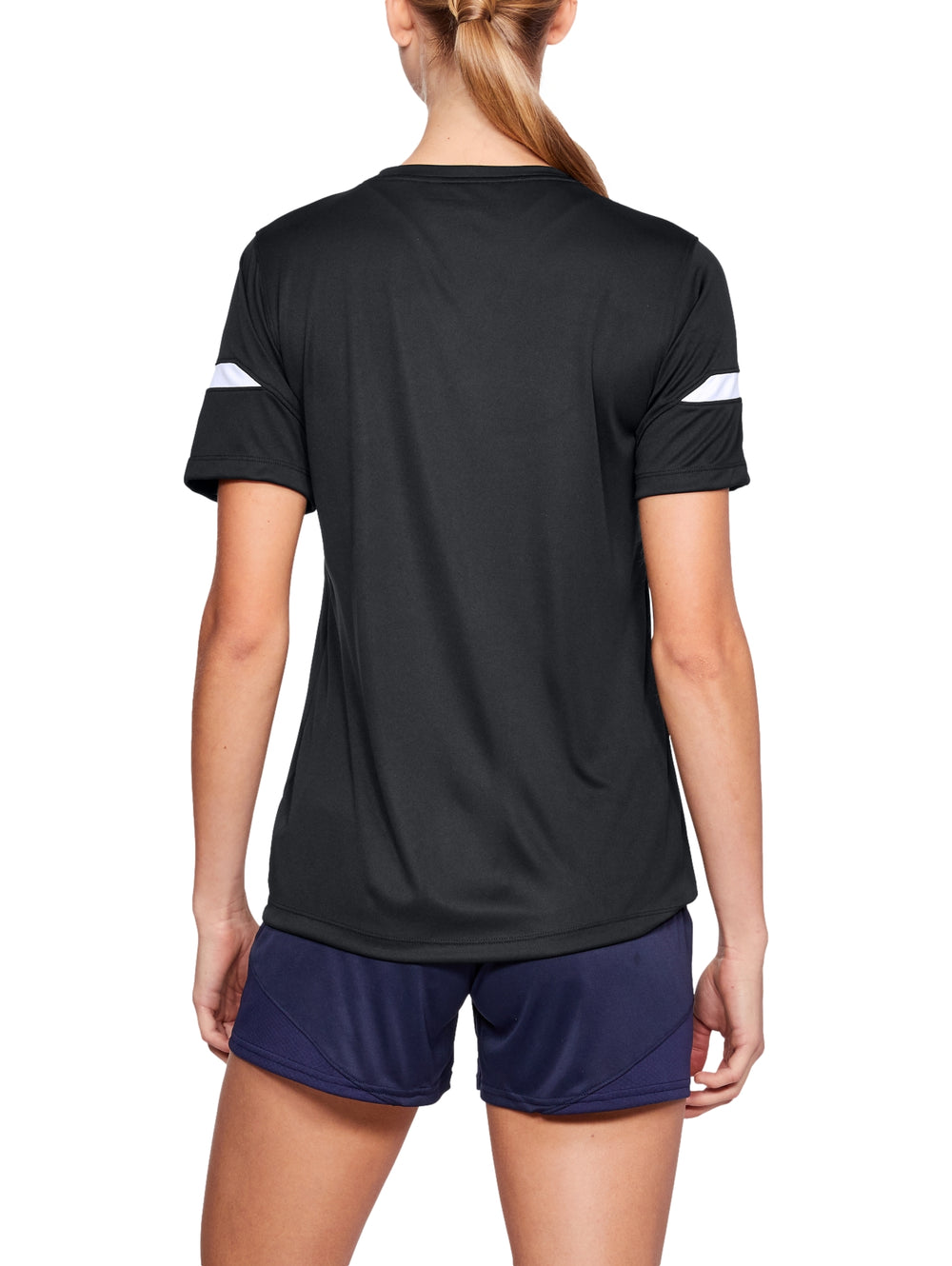 Playera deportiva Under Armour de color negro con detalles blancos en las mangas para mujer.