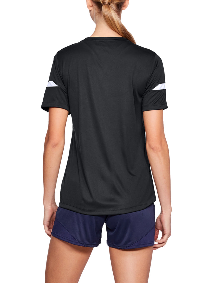 Playera deportiva Under Armour de color negro con detalles blancos en las mangas para mujer.