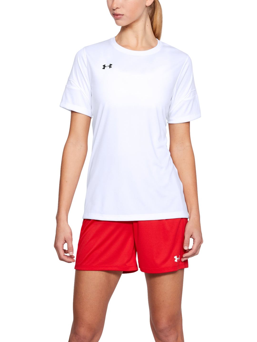 Playera deportiva blanca de manga corta y cuello redondo para mujer de la marca Under Armour.