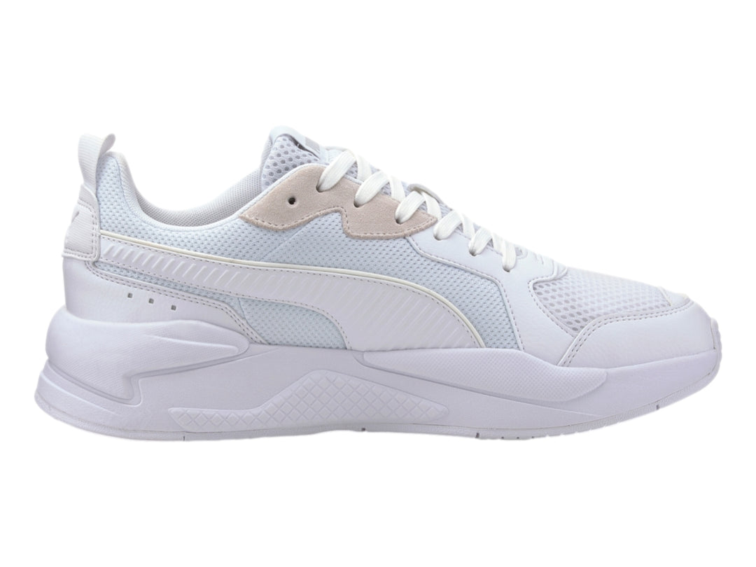 Tenis PUMA X-Ray en color blanco con detalles en gris, diseño deportivo con suela robusta y malla transpirable.