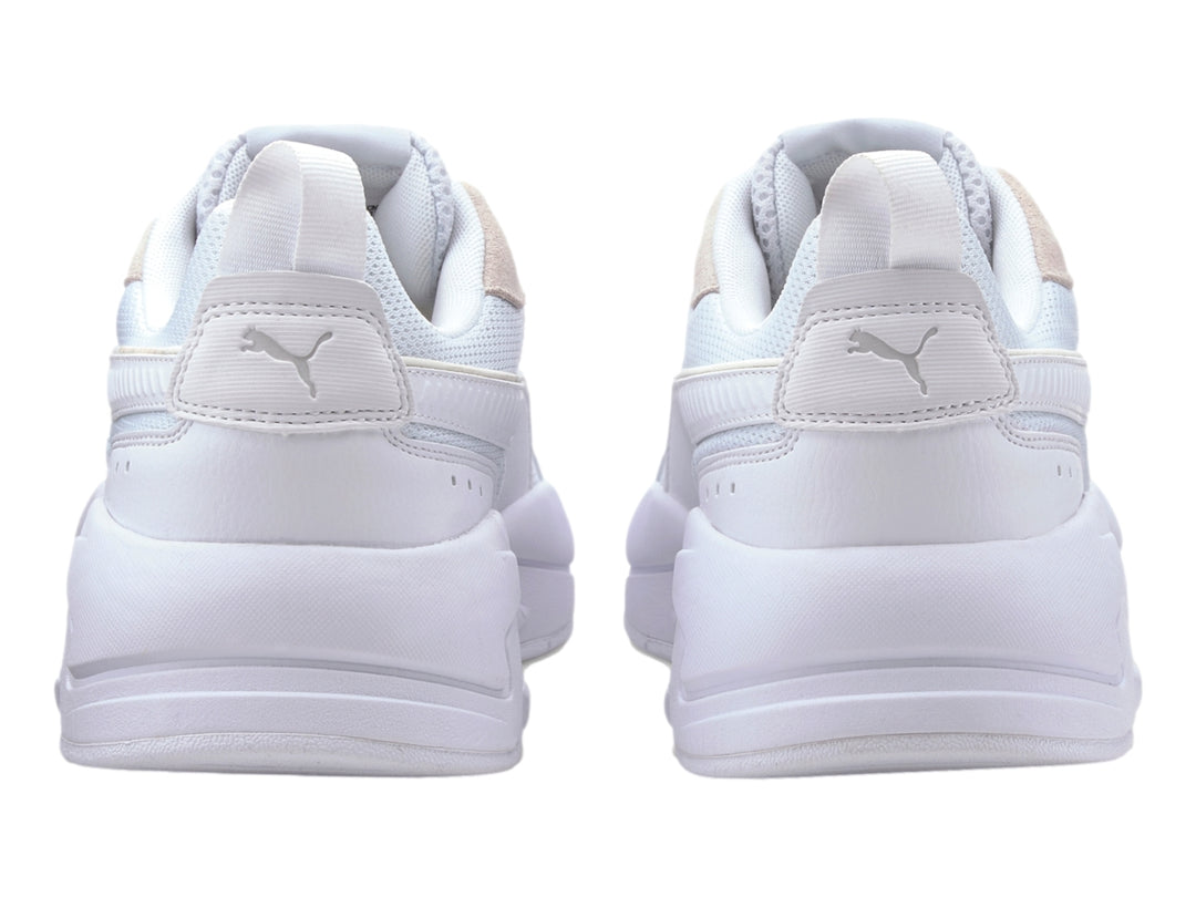 Tenis PUMA X-Ray en color blanco con detalles en gris, diseño deportivo con suela robusta y malla transpirable.