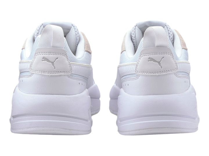 Tenis PUMA X-Ray en color blanco con detalles en gris, diseño deportivo con suela robusta y malla transpirable.