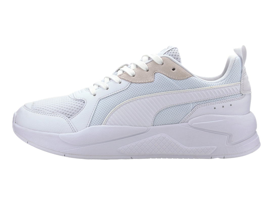 Tenis PUMA X-Ray en color blanco con detalles en gris, diseño deportivo con suela robusta y malla transpirable.