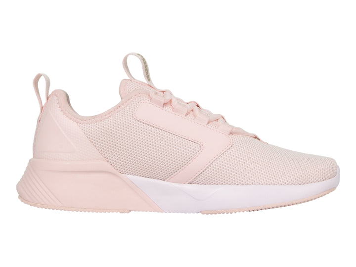 Zapatilla deportiva PUMA en color rosa claro con suela blanca y detalles de malla transpirable.