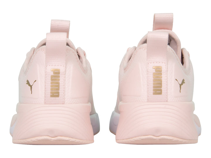 Zapatilla deportiva PUMA en color rosa claro con suela blanca y detalles de malla transpirable.