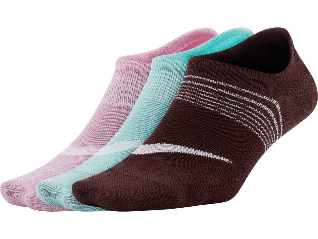 Tres pares de calcetines Nike en colores rosa, azul claro y marrón oscuro.