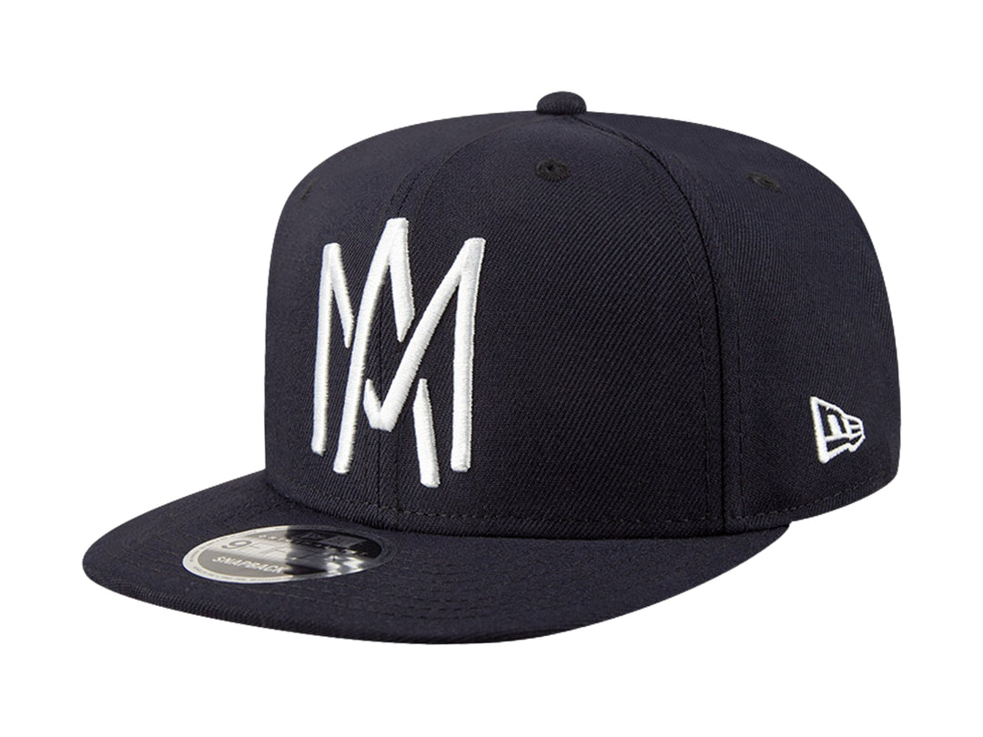 Gorra New Era color navy con bordado frontal en color blanco y visera plana.