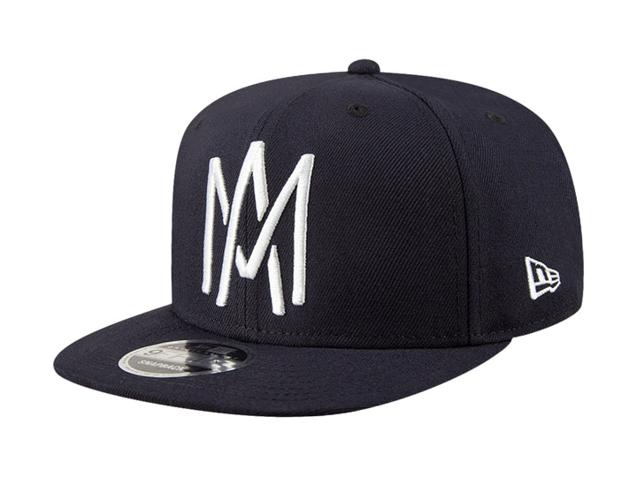 Gorra New Era color navy con bordado frontal en color blanco y visera plana.
