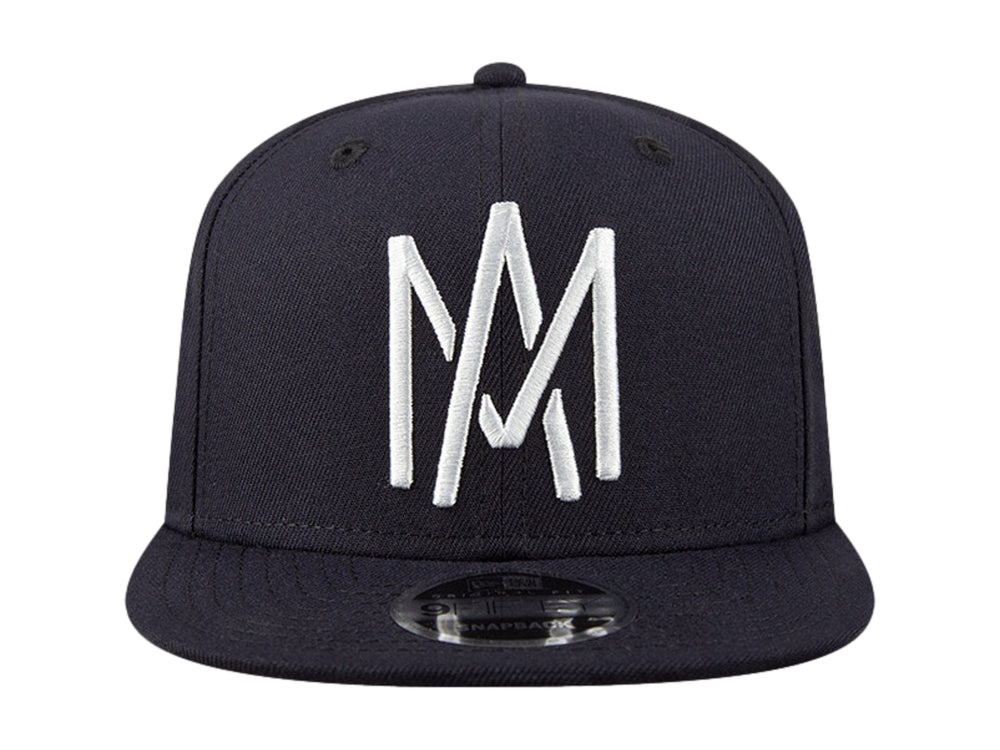 Gorra New Era color navy con bordado frontal en color blanco y visera plana.