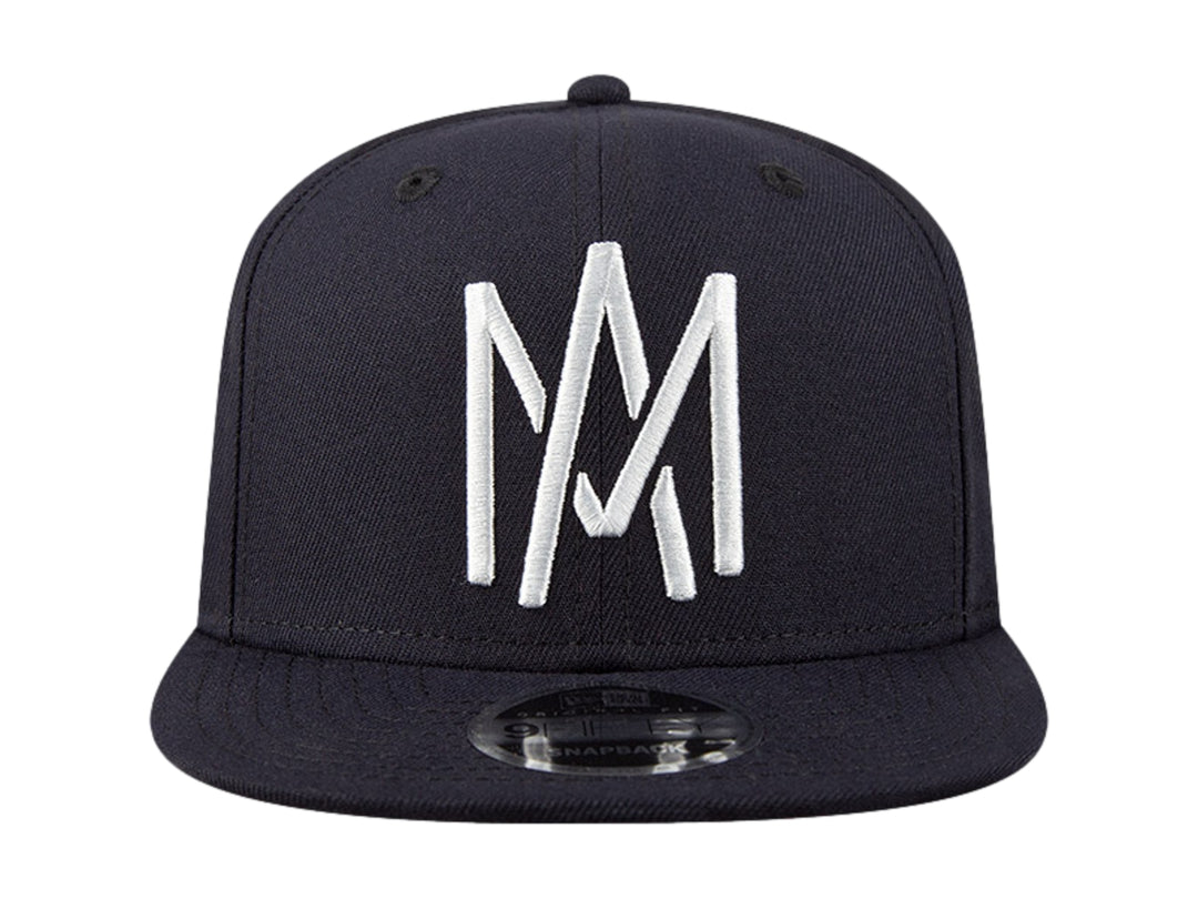 Gorra New Era color navy con bordado frontal en color blanco y visera plana.