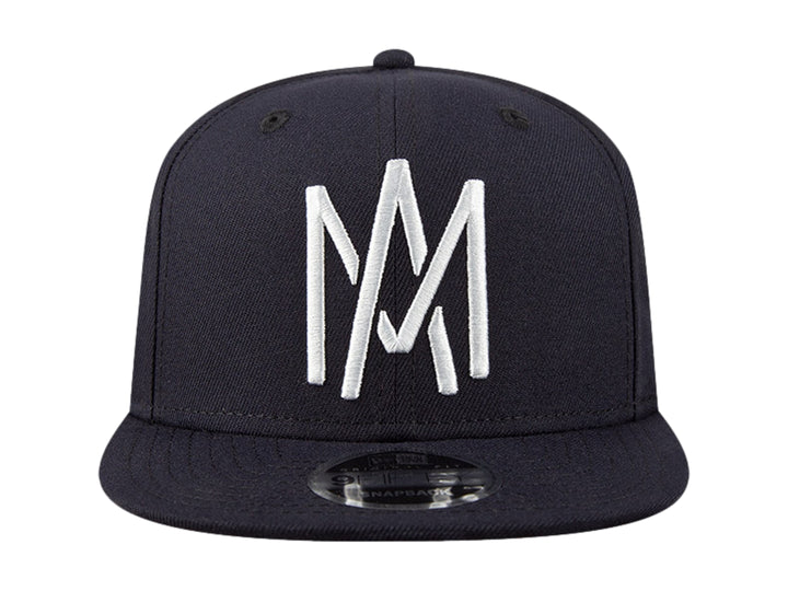 Gorra New Era color navy con bordado frontal en color blanco y visera plana.