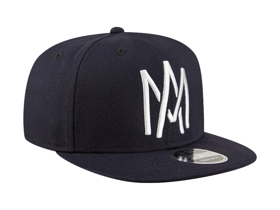Gorra New Era color navy con bordado frontal en color blanco y visera plana.