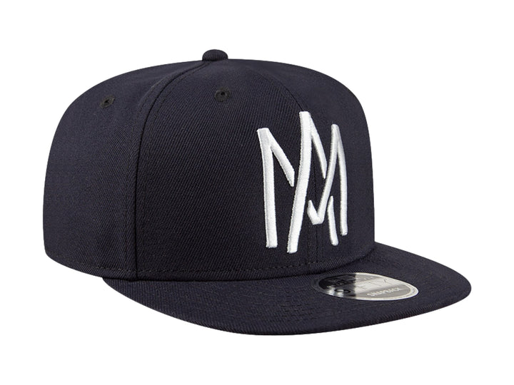Gorra New Era color navy con bordado frontal en color blanco y visera plana.