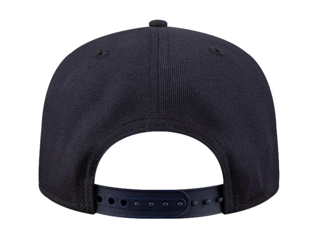 Gorra New Era color navy con bordado frontal en color blanco y visera plana.