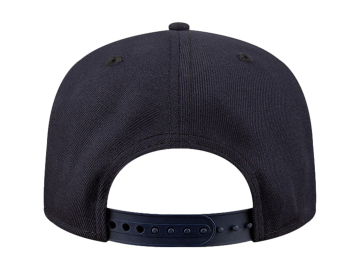 Gorra New Era color navy con bordado frontal en color blanco y visera plana.