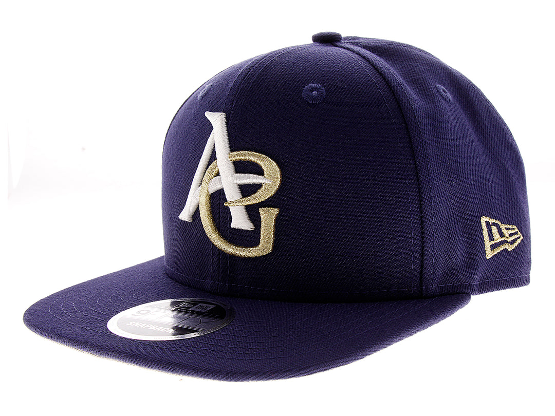 Gorra de béisbol New Era color azul marino con letras A y G bordadas en blanco y dorado.