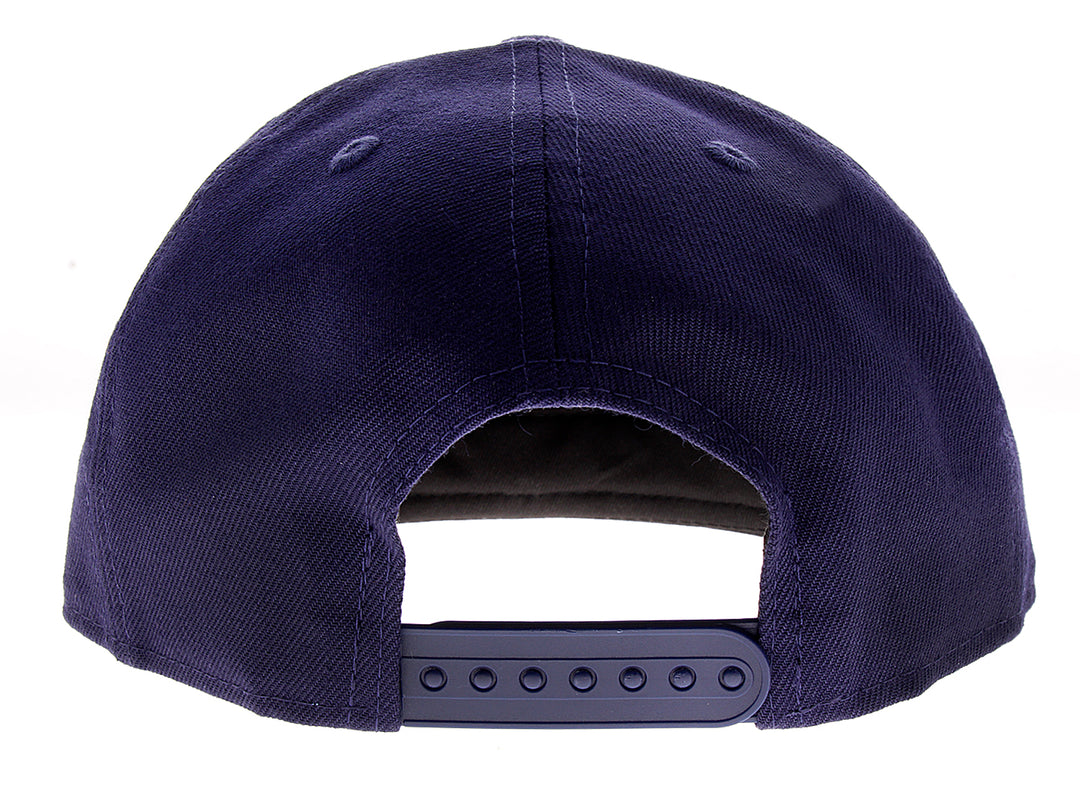 Gorra de béisbol New Era color azul marino con letras A y G bordadas en blanco y dorado.