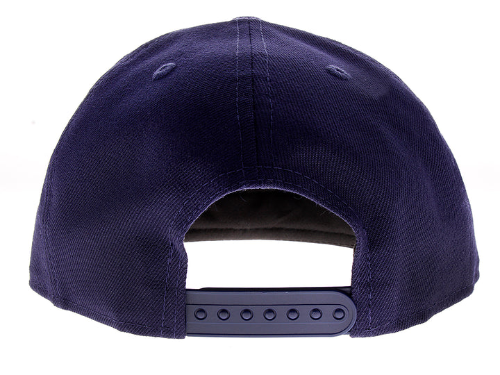 Gorra de béisbol New Era color azul marino con letras A y G bordadas en blanco y dorado.